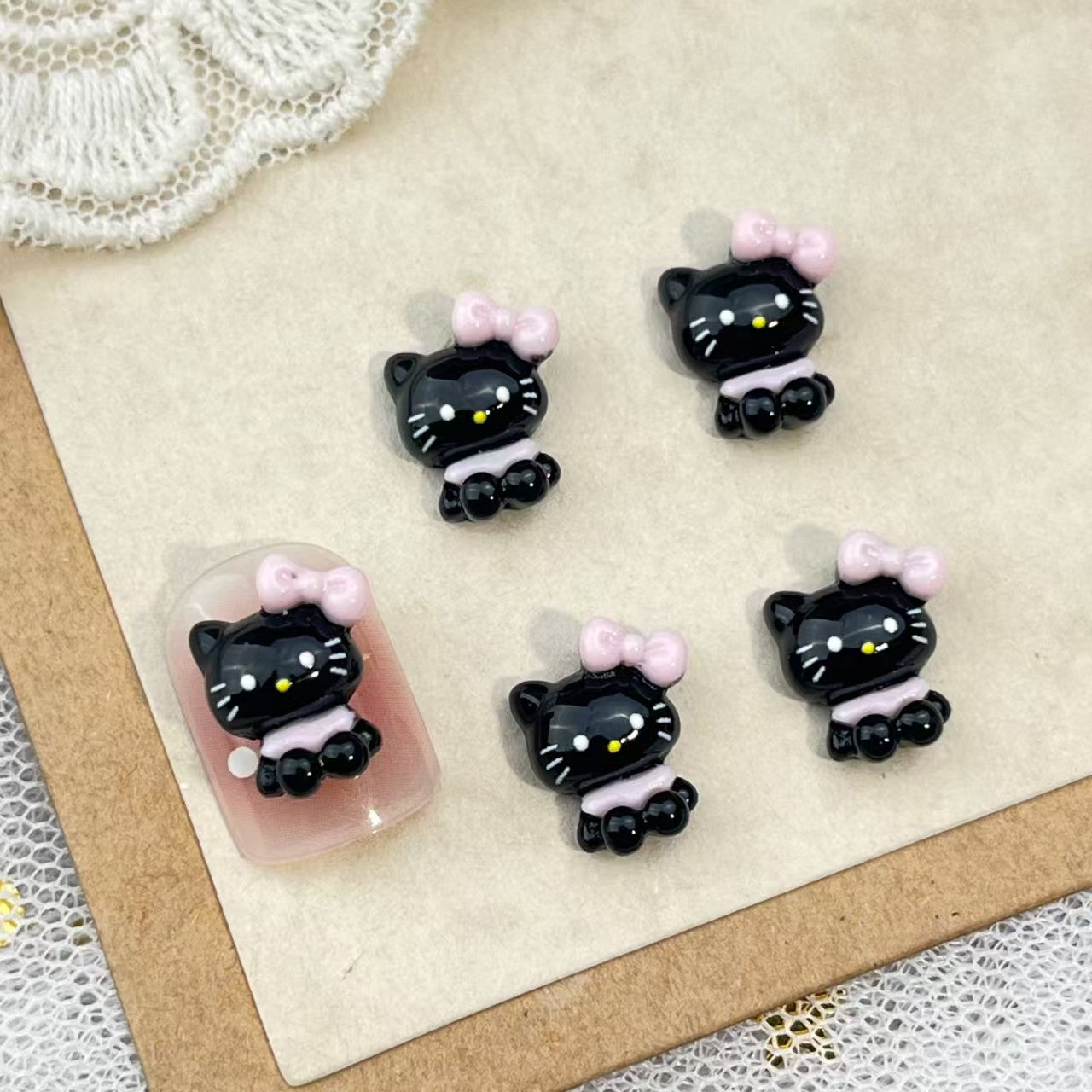 FS4103- 12mm Hk Set Down Charms Sitting Pink And Black Kitty Patches