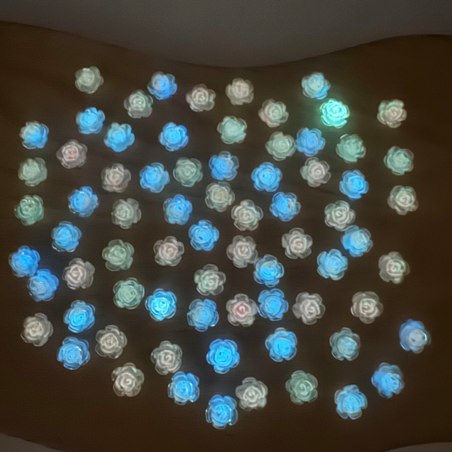FS0914-8MM UV Glowing Rose Flower Nail Resin Charms For Making Fancy Pen Or Fancy Beads