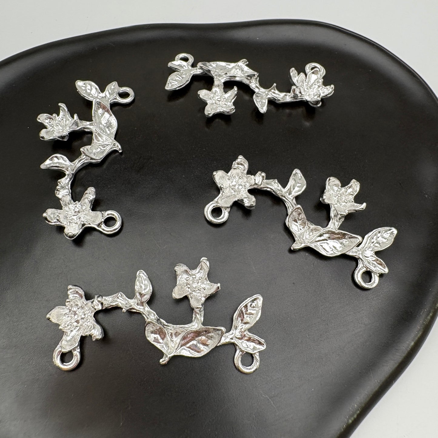 FS5384- 44mm 2 hole Metal Flowers