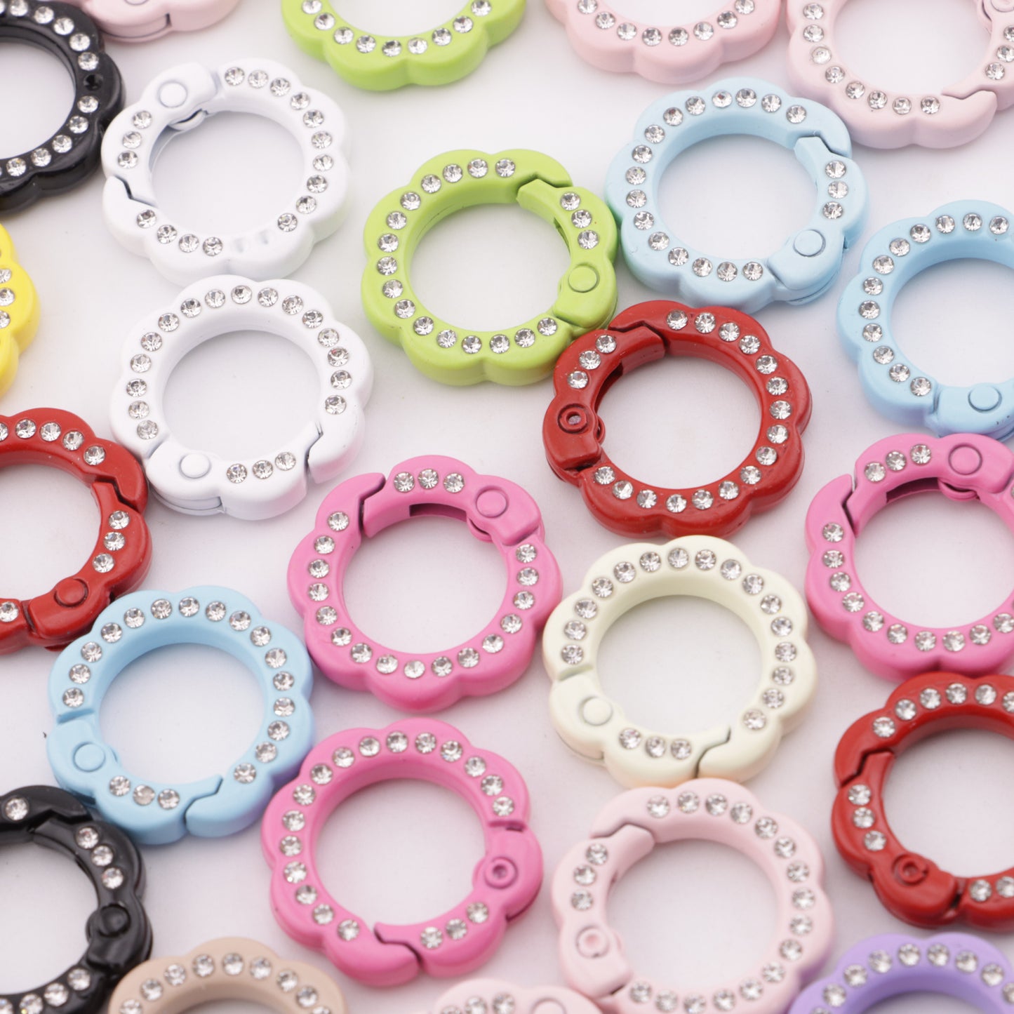 FS5953- 21mm Wavy Round Keychain With Diamonds