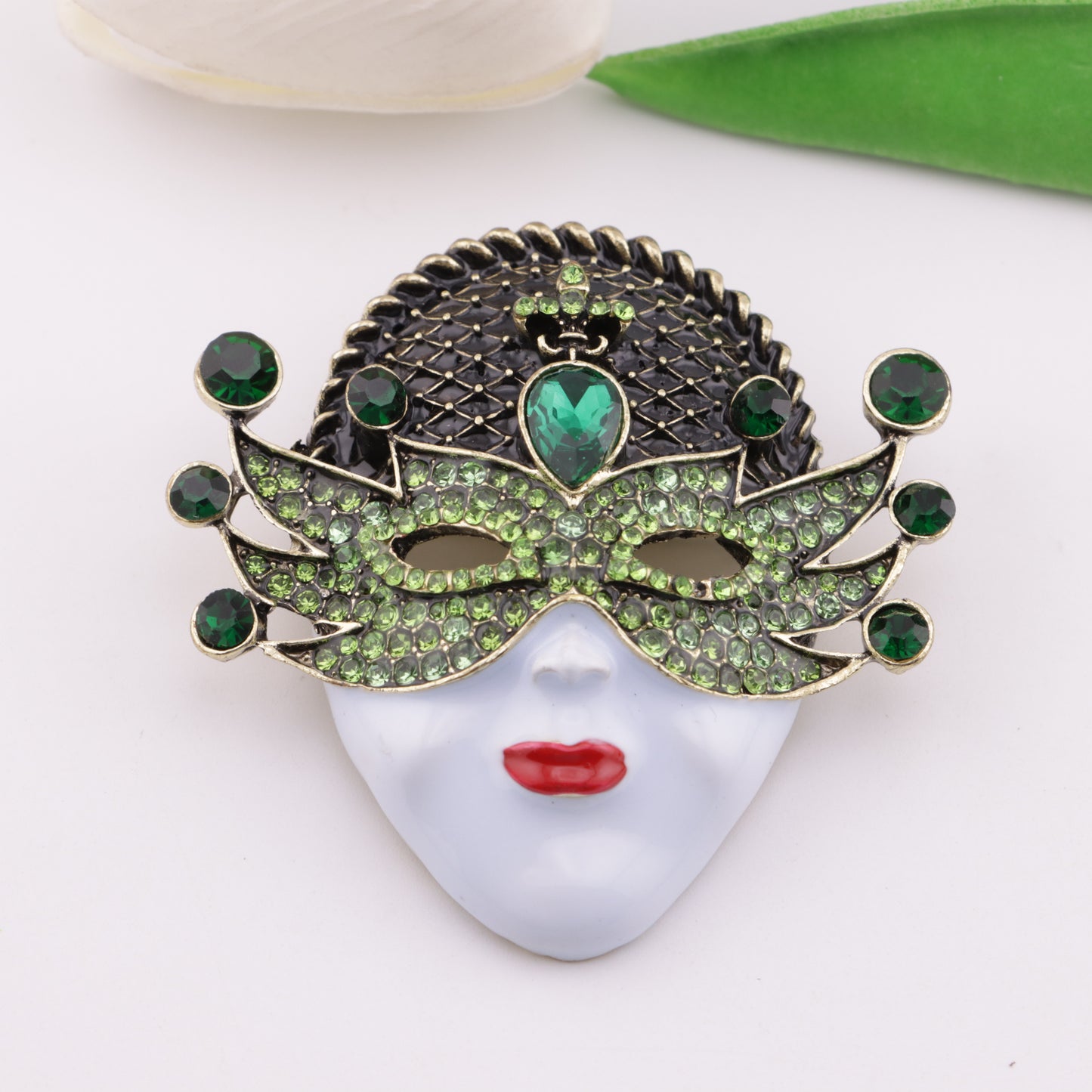 FS5696- Queen Mask Metal Brooch