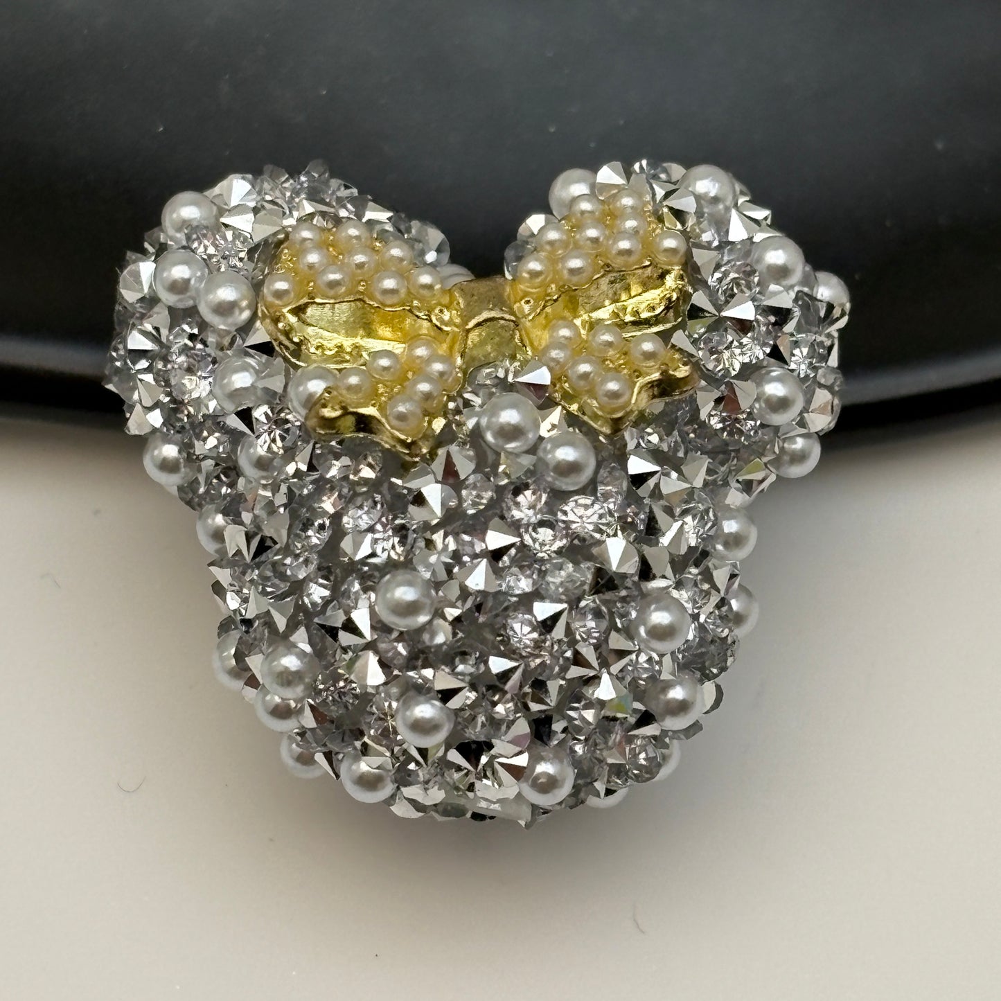 FS5433- 28Mm Pearl And Diamonds Bow Mickey Beads Pearl And Diamond-Added Bow-Knot Mickey Head Beads