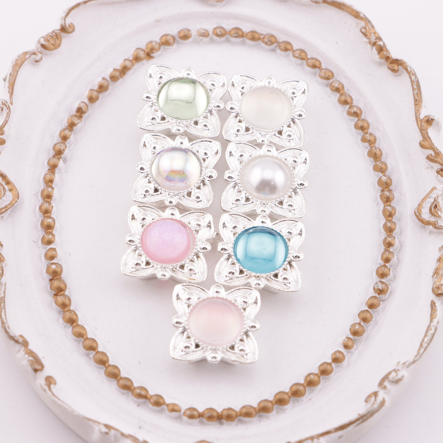 FS6018- 18mm Round Diamond 4 - Leaf Clover 4 Hole Metal Beads