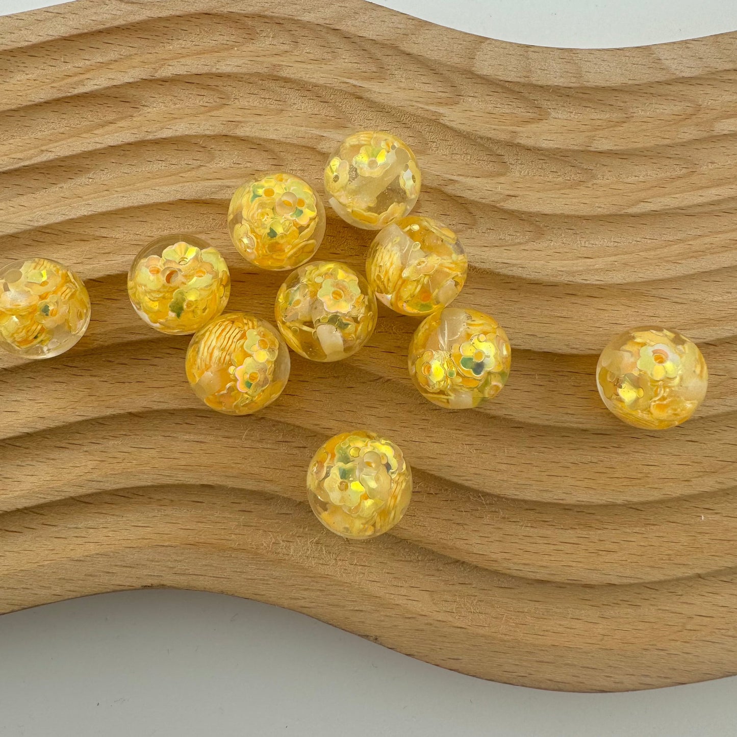 FS1320- 16mm Flower Flower Flash Chip Resin Beads