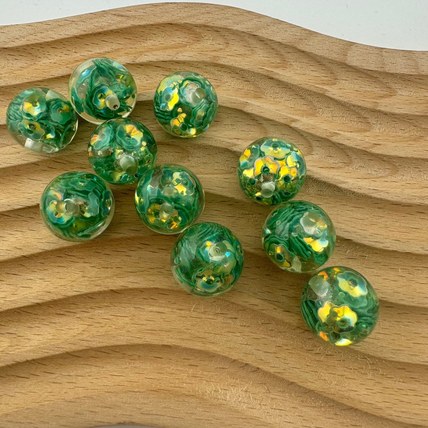 FS1320- 16mm Flower Flower Flash Chip Resin Beads