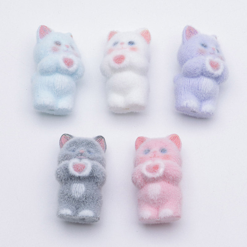 FS5209- Cat Holding A Loving Heart Flocked Three-Dimensional Beads