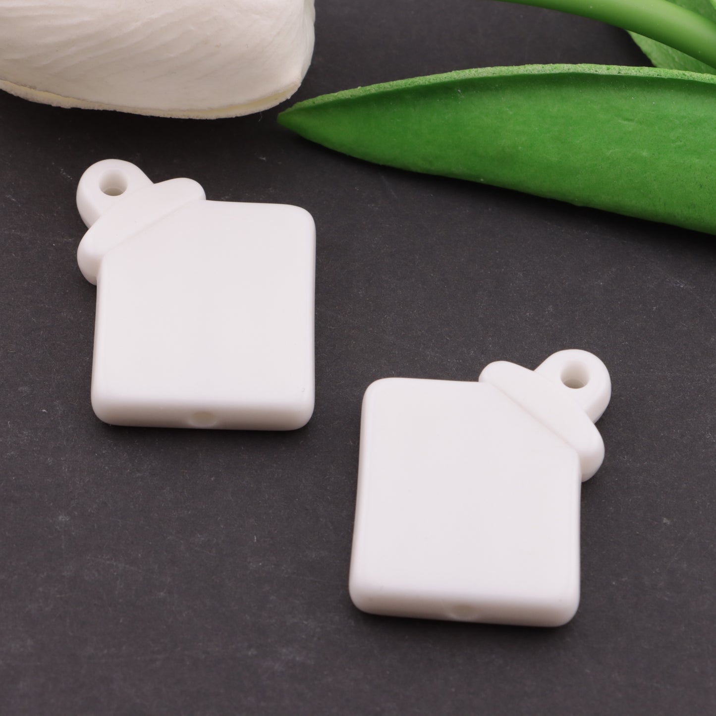 FS6219- 25×28Mm Rectangular Based Bead With Hanging Hole
