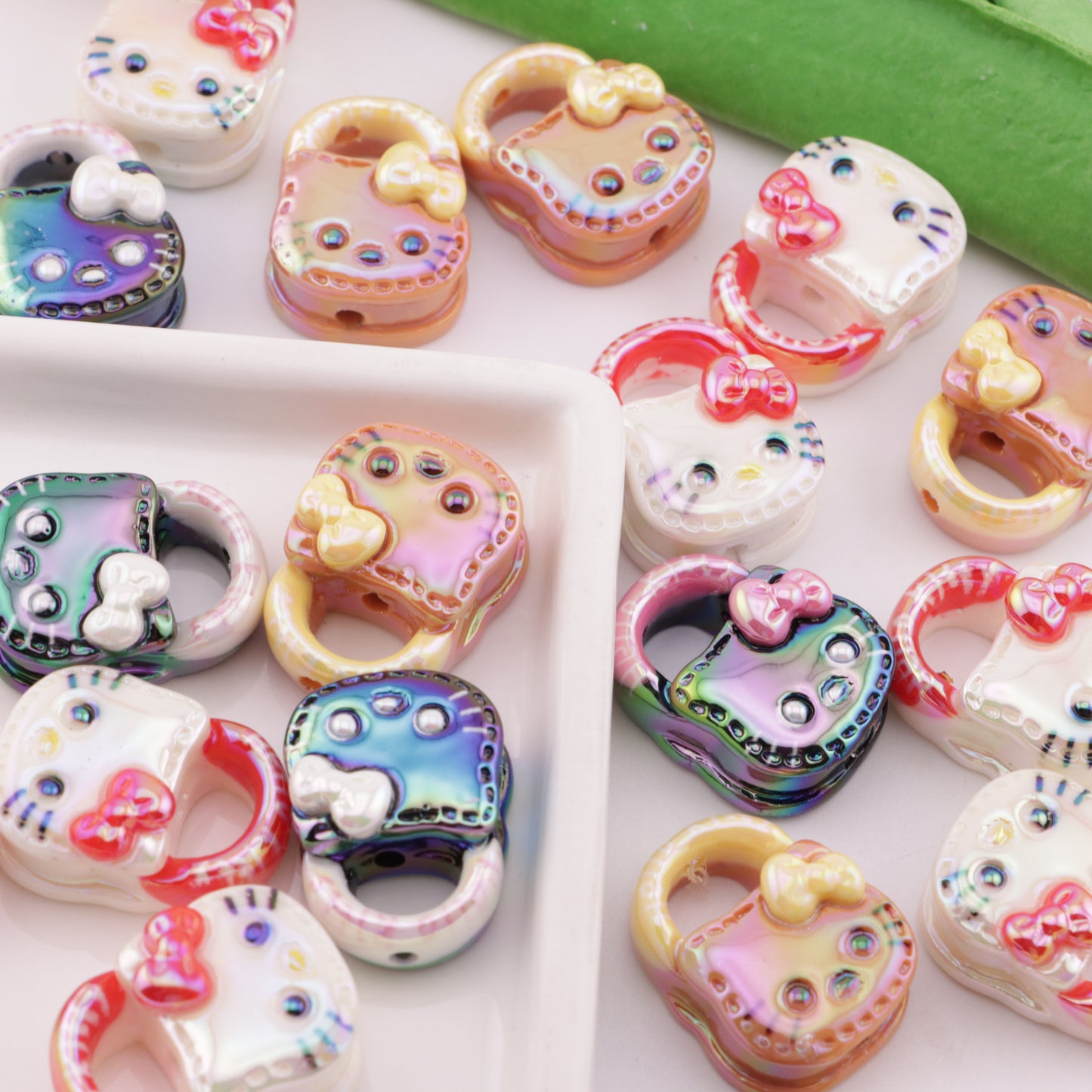 FS6360- 22×17×10 Mm HK Resin Beads Through-Hole
