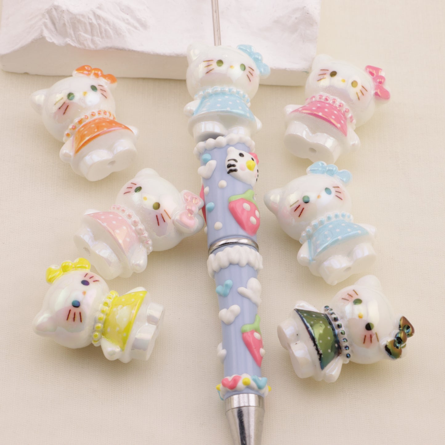 FS6465- Approximately 28×20Mm Three-Dimensional HK Resin Beads