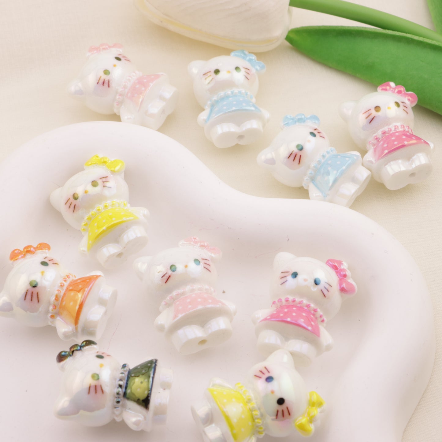FS6465- Approximately 28×20Mm Three-Dimensional HK Resin Beads
