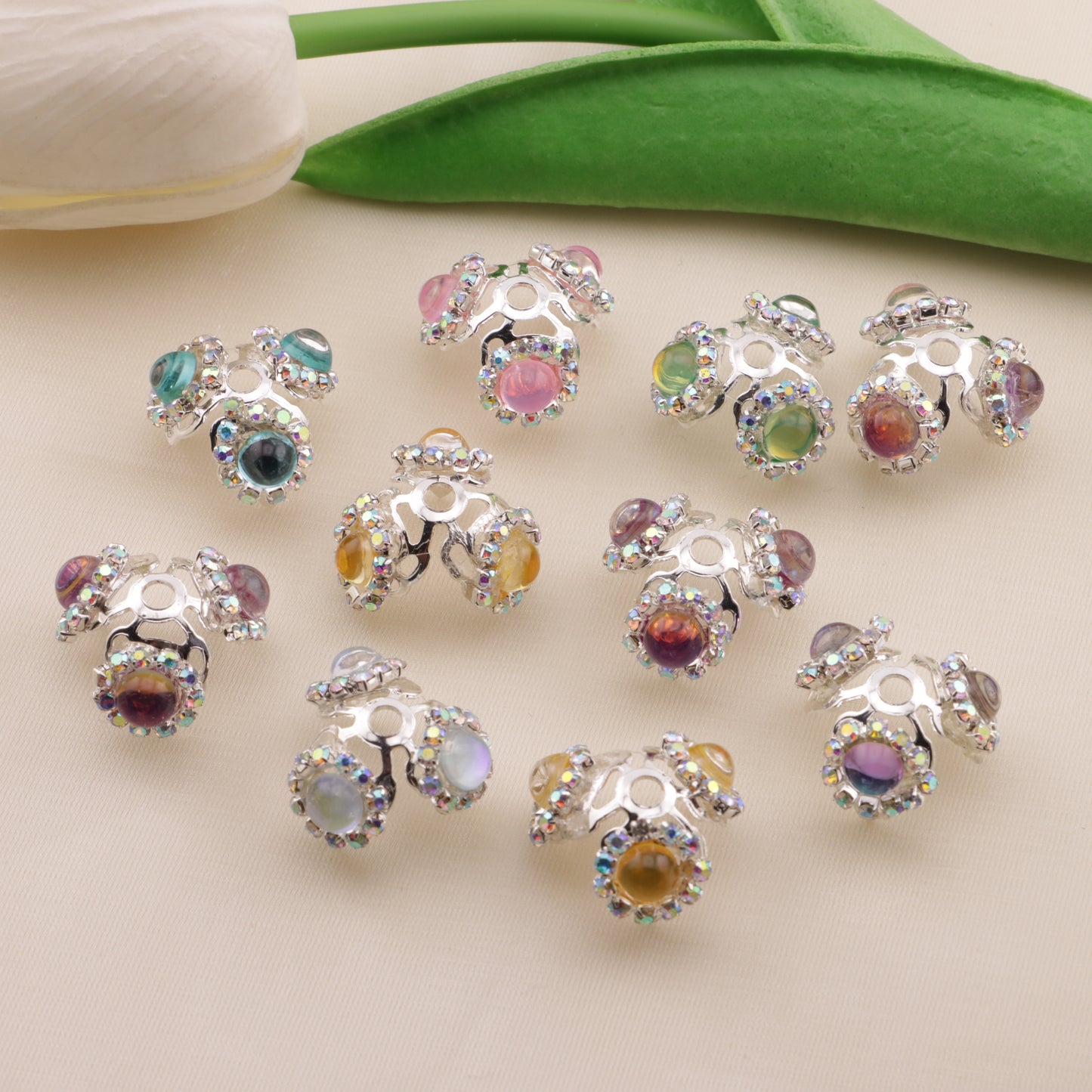 FS6507- Random Mixed Color 16×20mm Zircon Three-Petal Flower Alloy Spacer (16×20mm ジルコン三弁花合金スペーサー)
