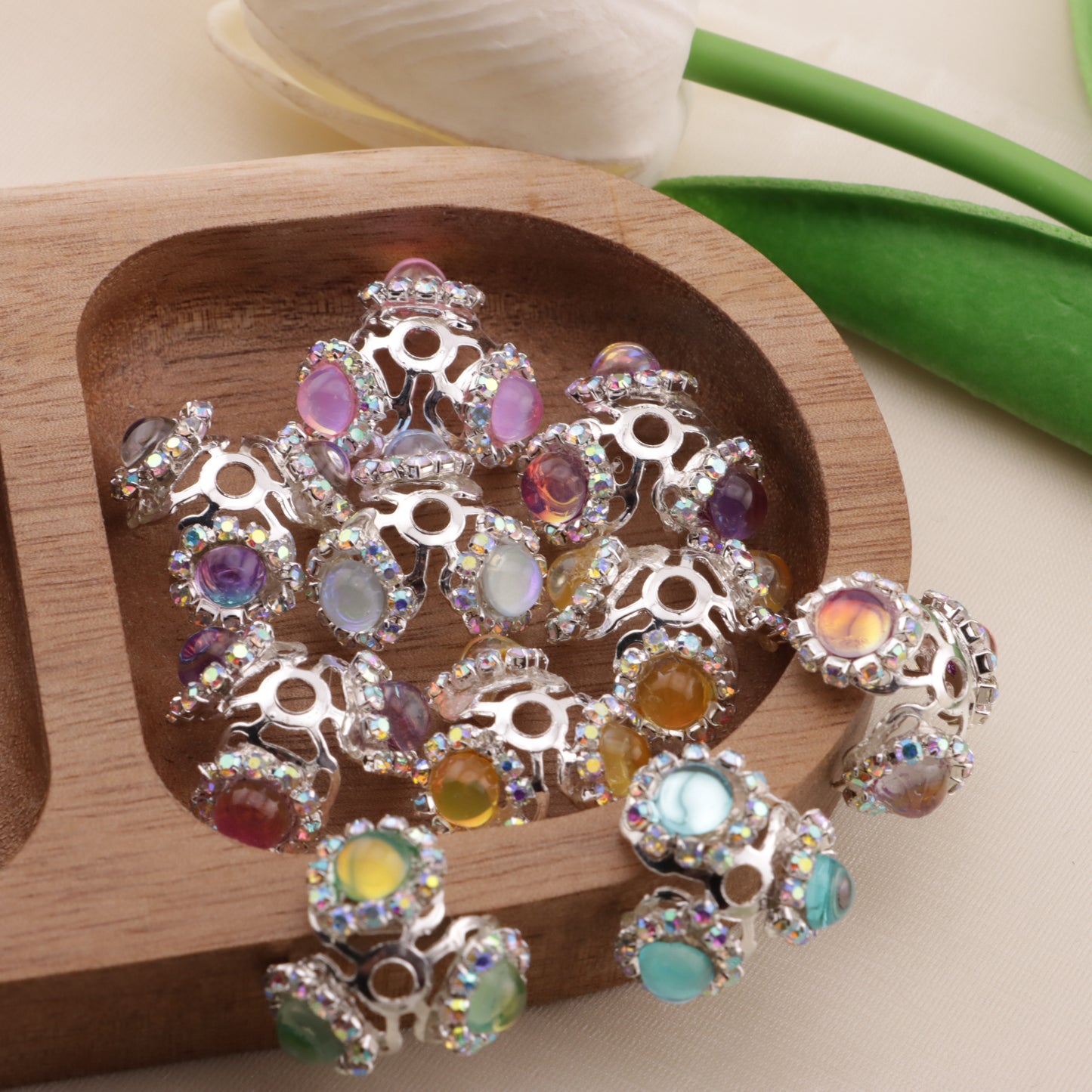 FS6507- Random Mixed Color 16×20mm Zircon Three-Petal Flower Alloy Spacer (16×20mm ジルコン三弁花合金スペーサー)