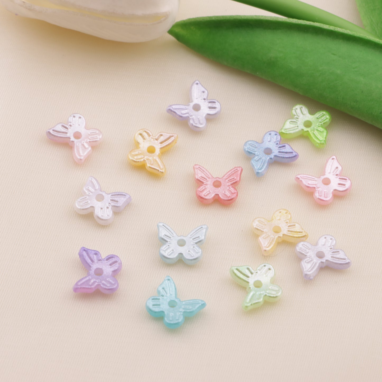 FS6471- Approximately 10×11mm Pearl Looking Butterfly With Hole Acrylic Beads (約10×11mmの真珠のような蝶の穴付きアクリルビーズ)