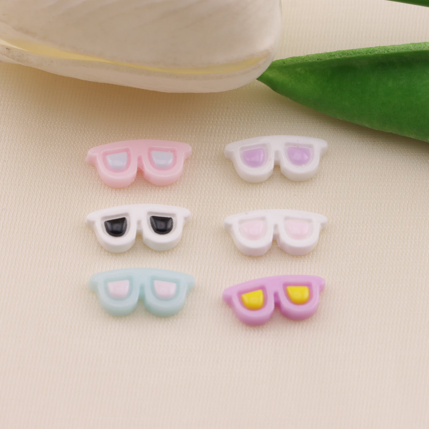FS6472- Approximately 14×6mm Luminous Sunglasses Nail Charms(約14×6mm 光るサングラスネイルチャーム)