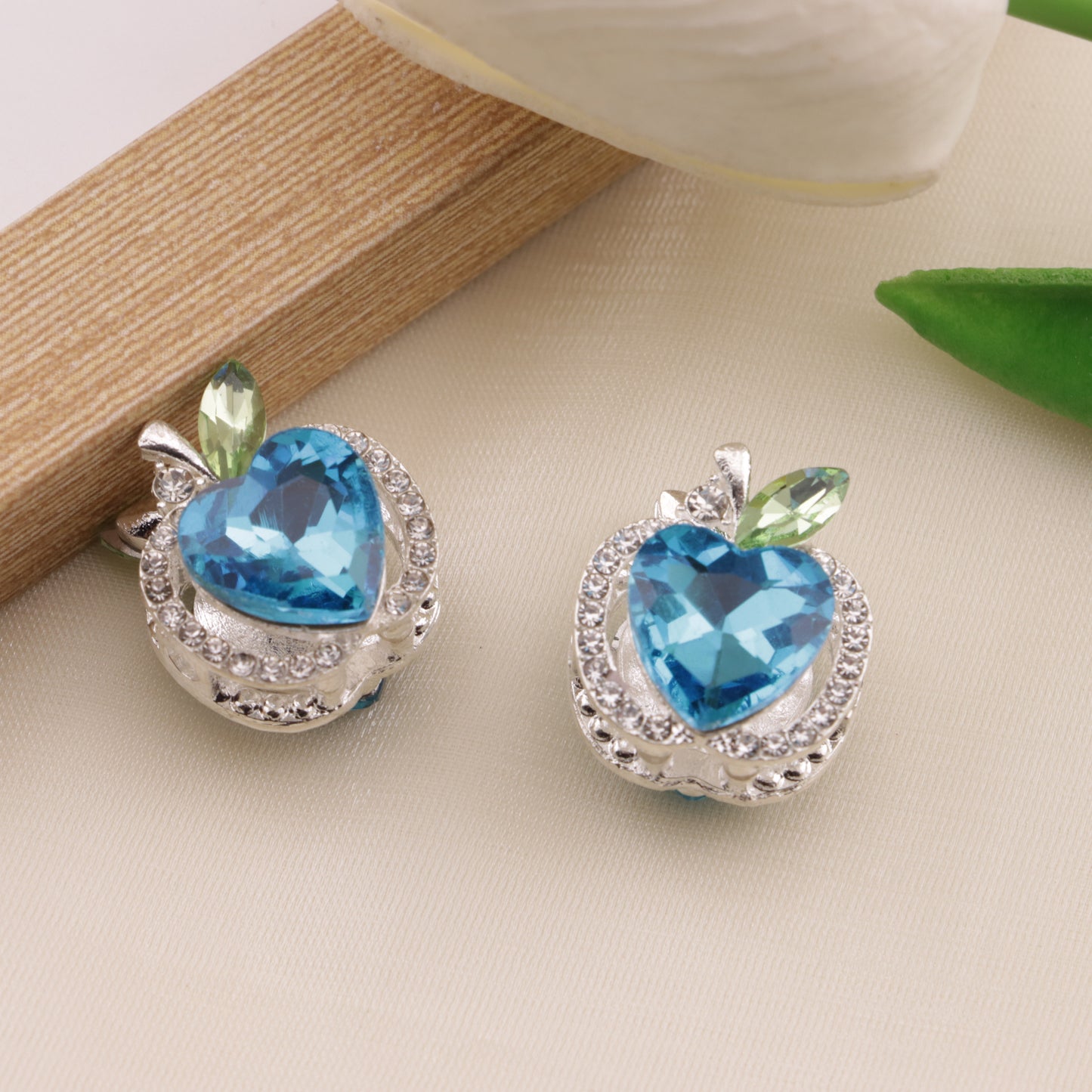 FS6493- Approximately 1.7×2×1.6Cm Apple Four-Way Alloy Beads