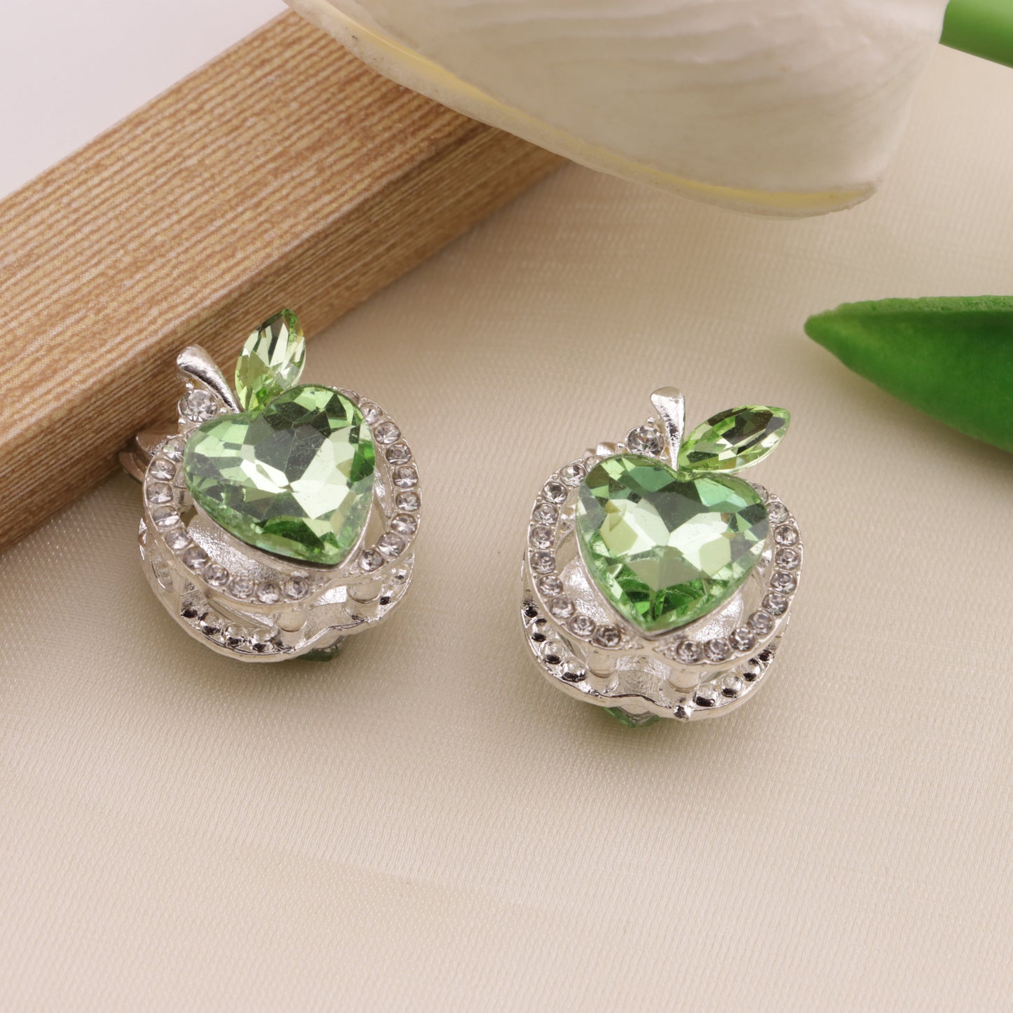 FS6493- Approximately 1.7×2×1.6Cm Apple Four-Way Alloy Beads