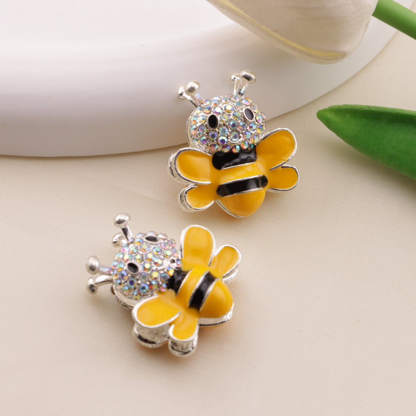 FS6488- Approximately 2.9×2.5Cm Bee Four-Hole Alloy Beads(約2.9×2.5cmのビー4穴合金ビーズ)