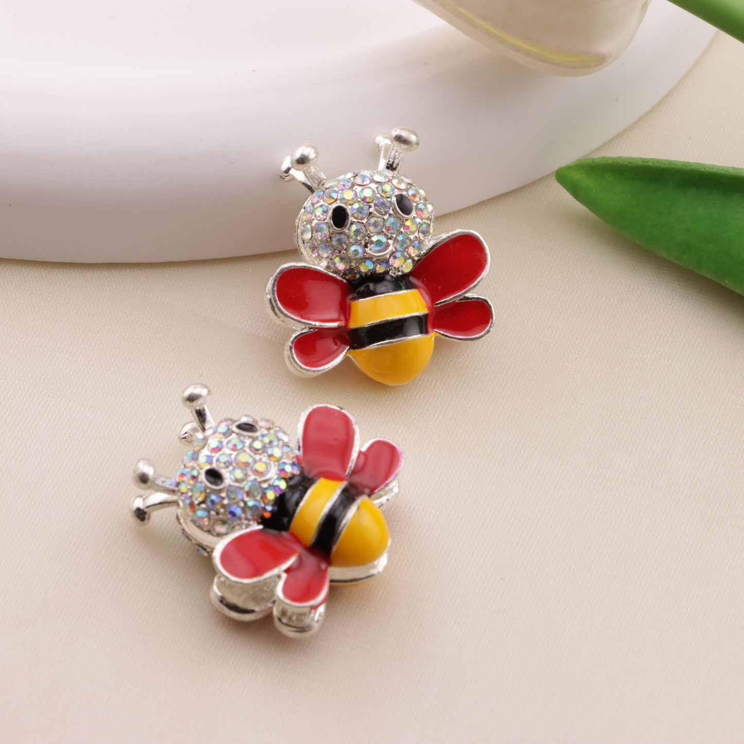 FS6488- Approximately 2.9×2.5Cm Bee Four-Hole Alloy Beads(約2.9×2.5cmのビー4穴合金ビーズ)