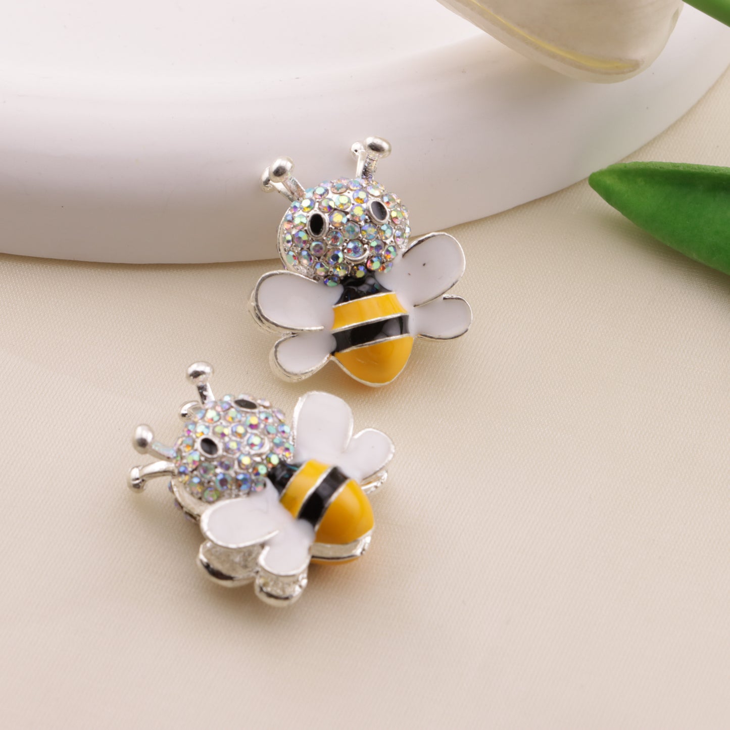 FS6488- Approximately 2.9×2.5Cm Bee Four-Hole Alloy Beads(約2.9×2.5cmのビー4穴合金ビーズ)