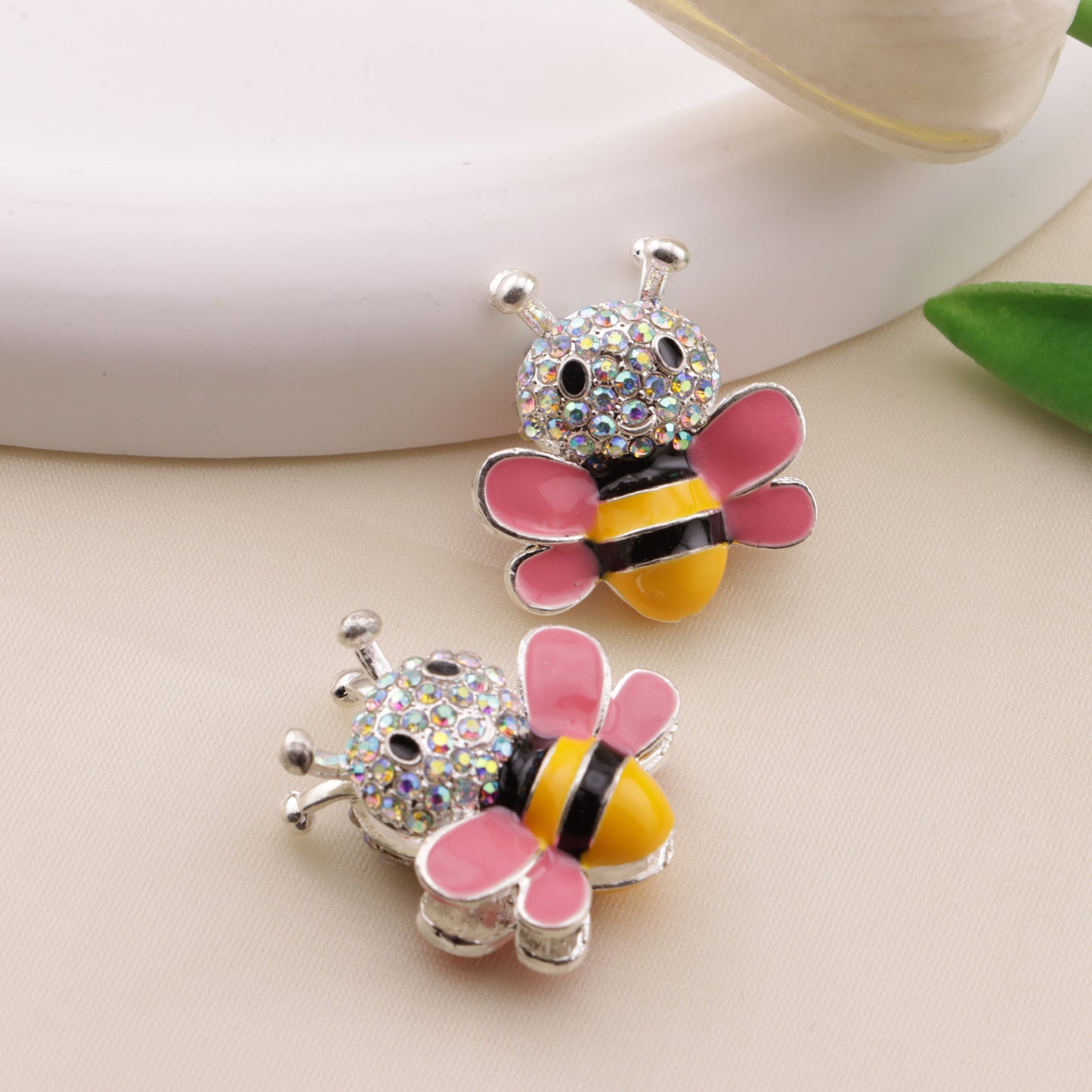 FS6488- Approximately 2.9×2.5Cm Bee Four-Hole Alloy Beads(約2.9×2.5cmのビー4穴合金ビーズ)