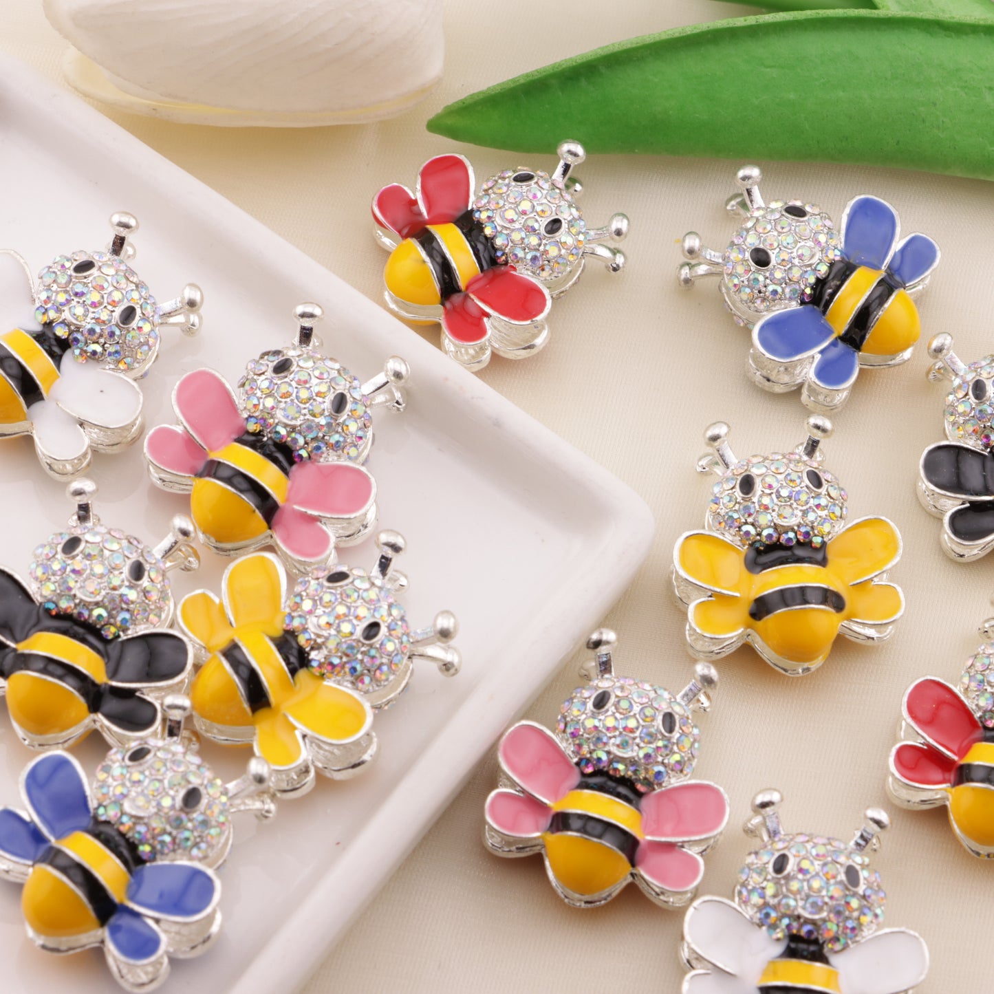 FS6488- Approximately 2.9×2.5Cm Bee Four-Hole Alloy Beads(約2.9×2.5cmのビー4穴合金ビーズ)