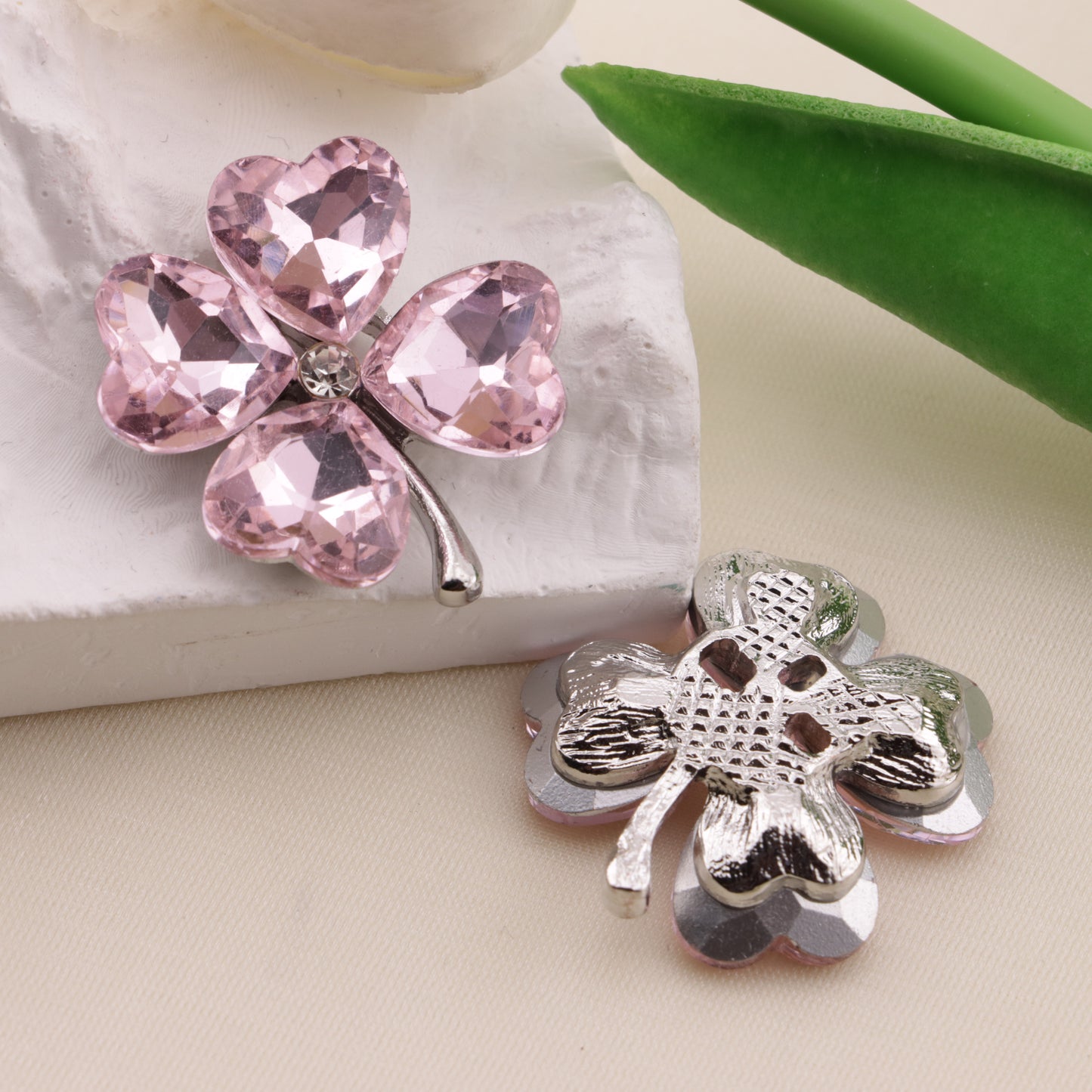 FS6584- 28mm Heart Four-Leaf Clover Alloy Charms Ai Xin Si Ye Cao He Jin Tie Pian
