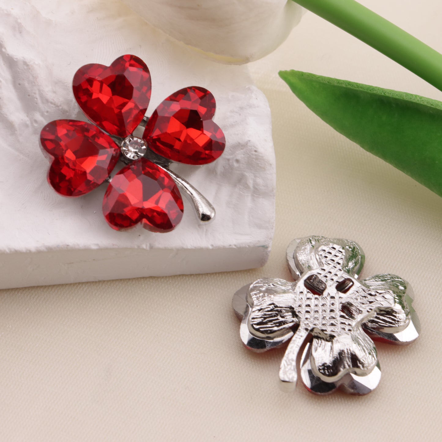 FS6584- 28mm Heart Four-Leaf Clover Alloy Charms Ai Xin Si Ye Cao He Jin Tie Pian