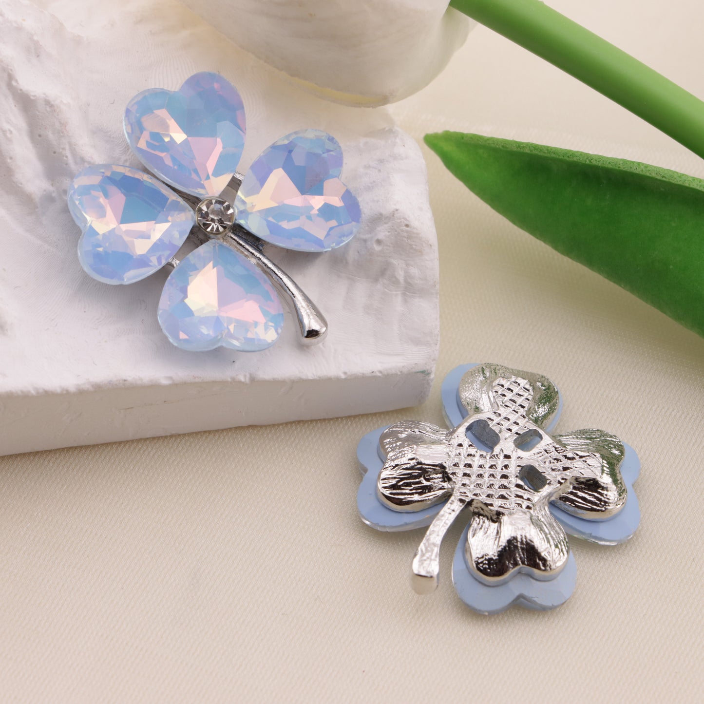 FS6584- 28mm Heart Four-Leaf Clover Alloy Charms Ai Xin Si Ye Cao He Jin Tie Pian