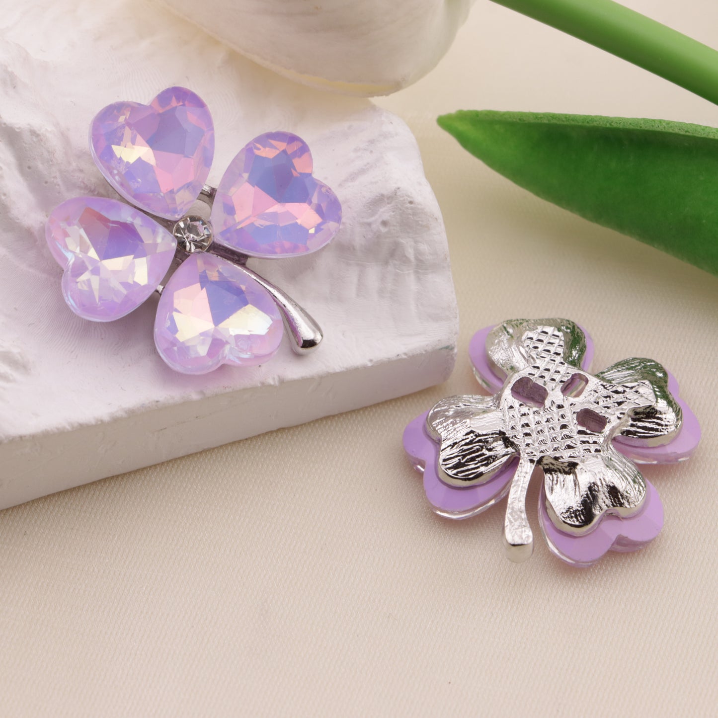 FS6584- 28mm Heart Four-Leaf Clover Alloy Charms Ai Xin Si Ye Cao He Jin Tie Pian