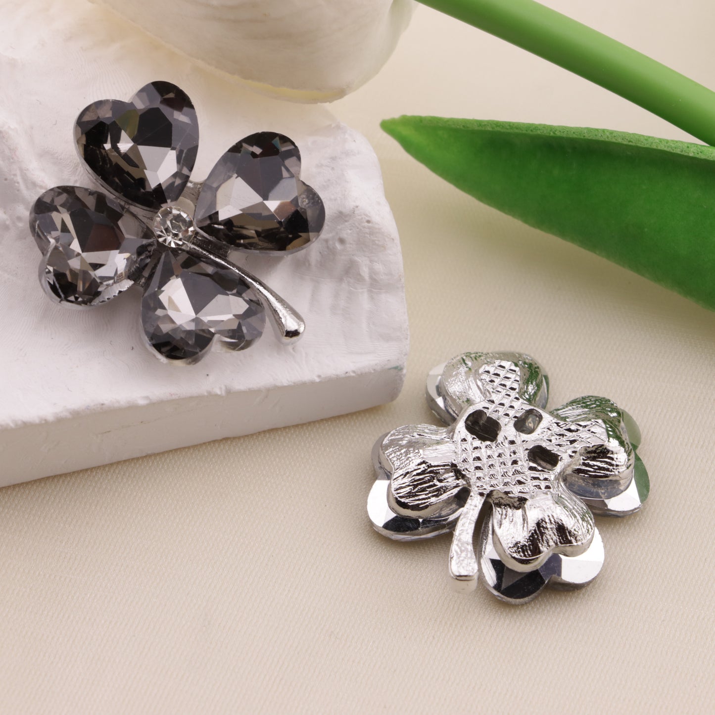 FS6584- 28mm Heart Four-Leaf Clover Alloy Charms Ai Xin Si Ye Cao He Jin Tie Pian