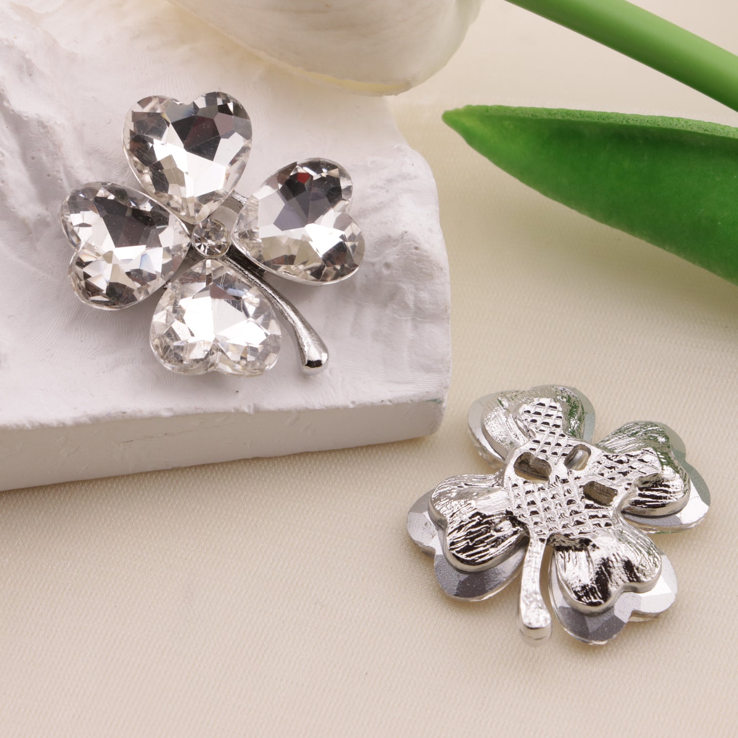 FS6584- 28mm Heart Four-Leaf Clover Alloy Charms Ai Xin Si Ye Cao He Jin Tie Pian