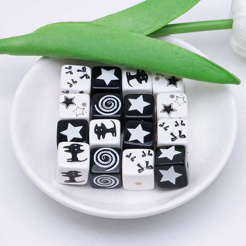 FS5127- 15mm Mixed Black And White Cubes Beads