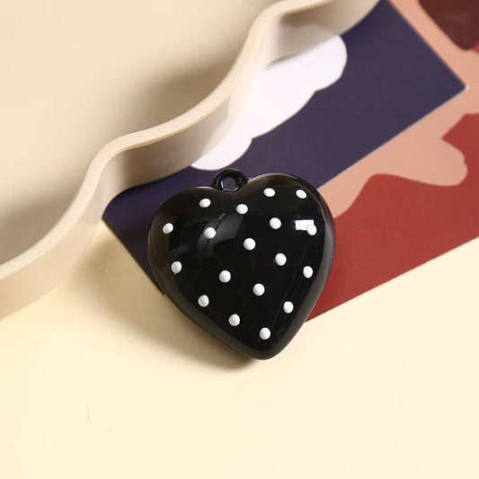 FS2397- 43×42Mm Black Dotted Heart-shaped Pendant