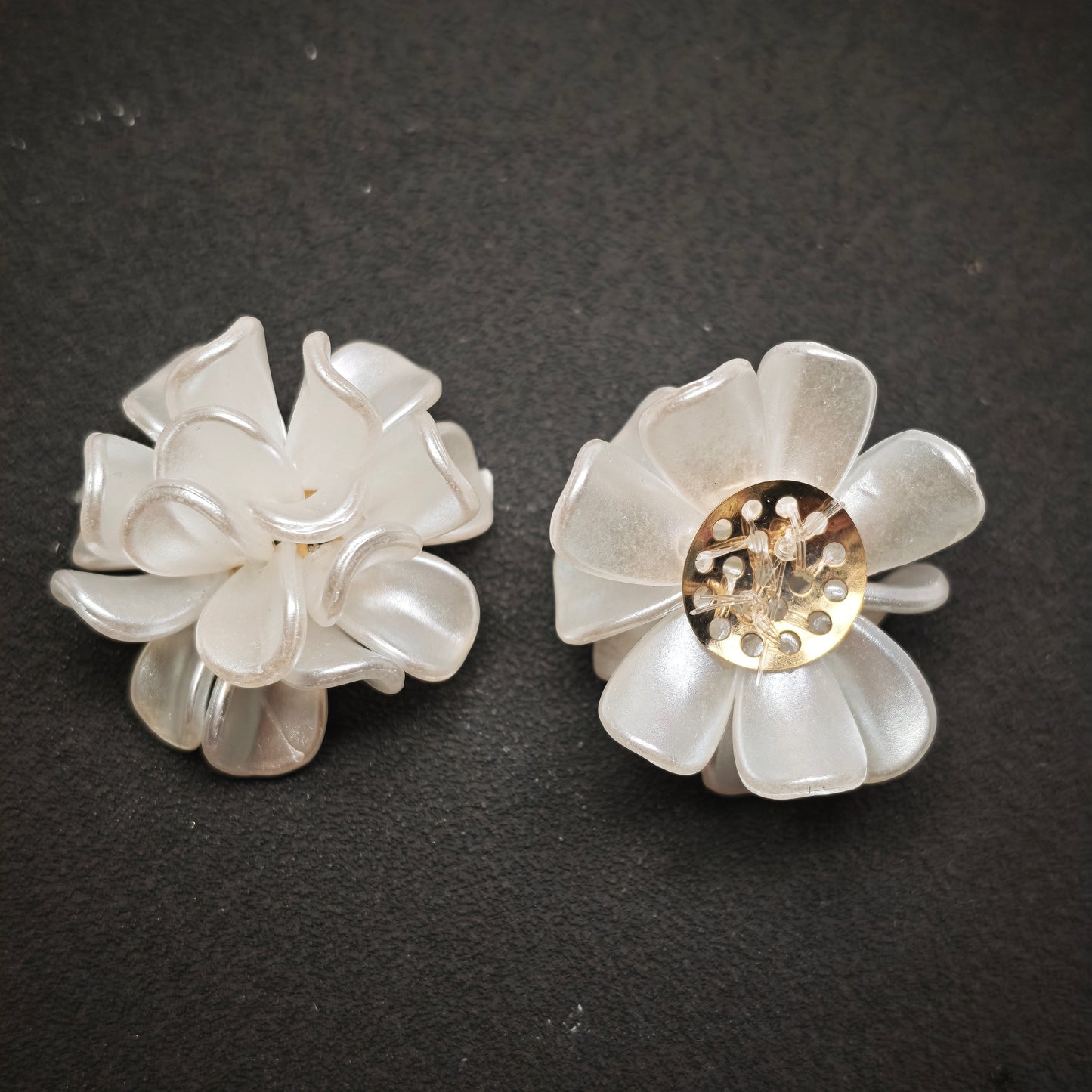 [KM6871]- 28mm 18 Petal Semi-Circle Flower Ball Charms