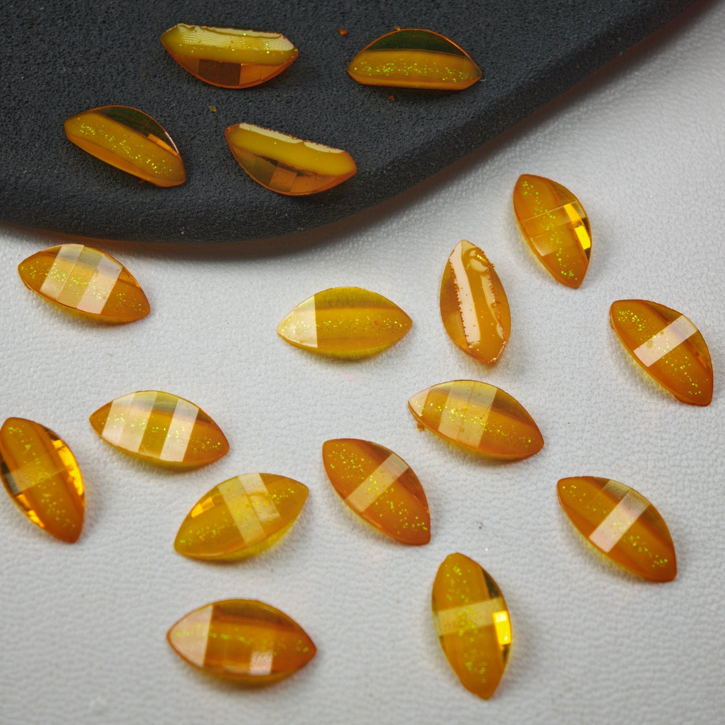 [KM6982]- 6mm*12mm Resin Horse Eyes Flower Petal Charms