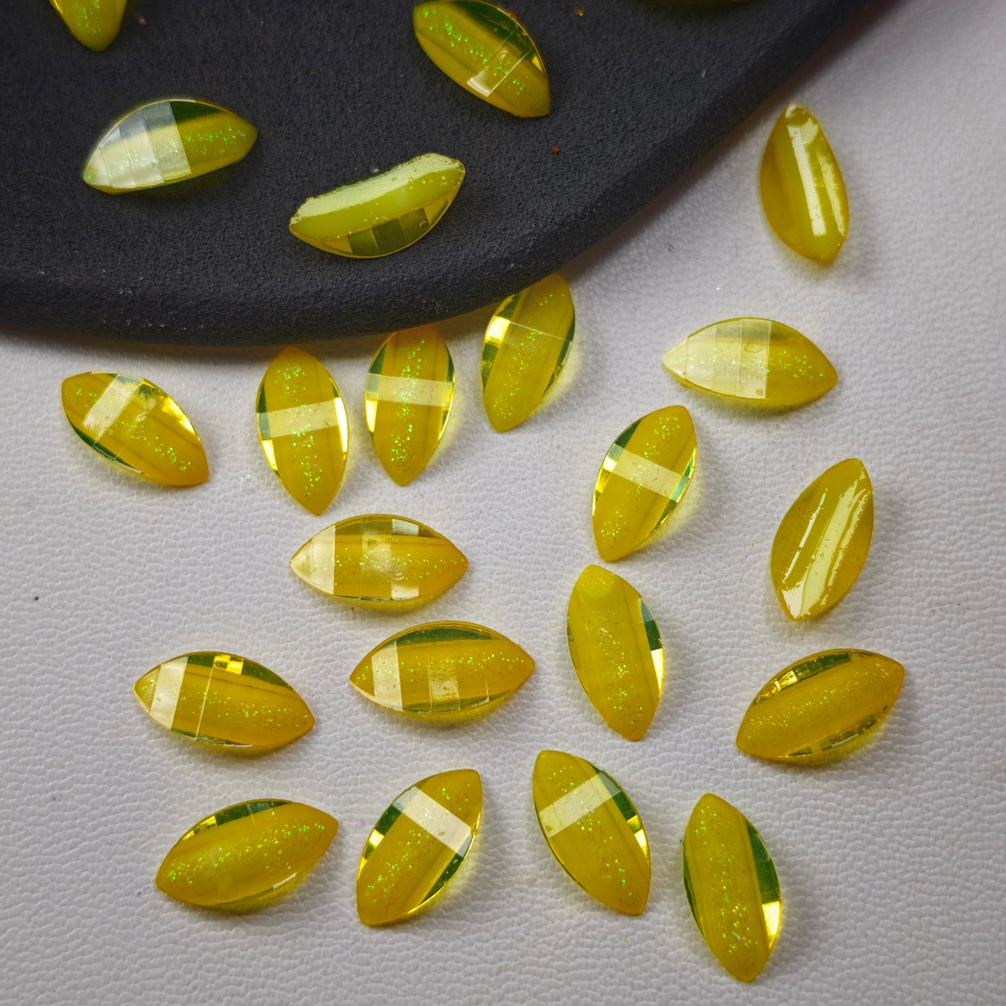 [KM6982]- 6mm*12mm Resin Horse Eyes Flower Petal Charms