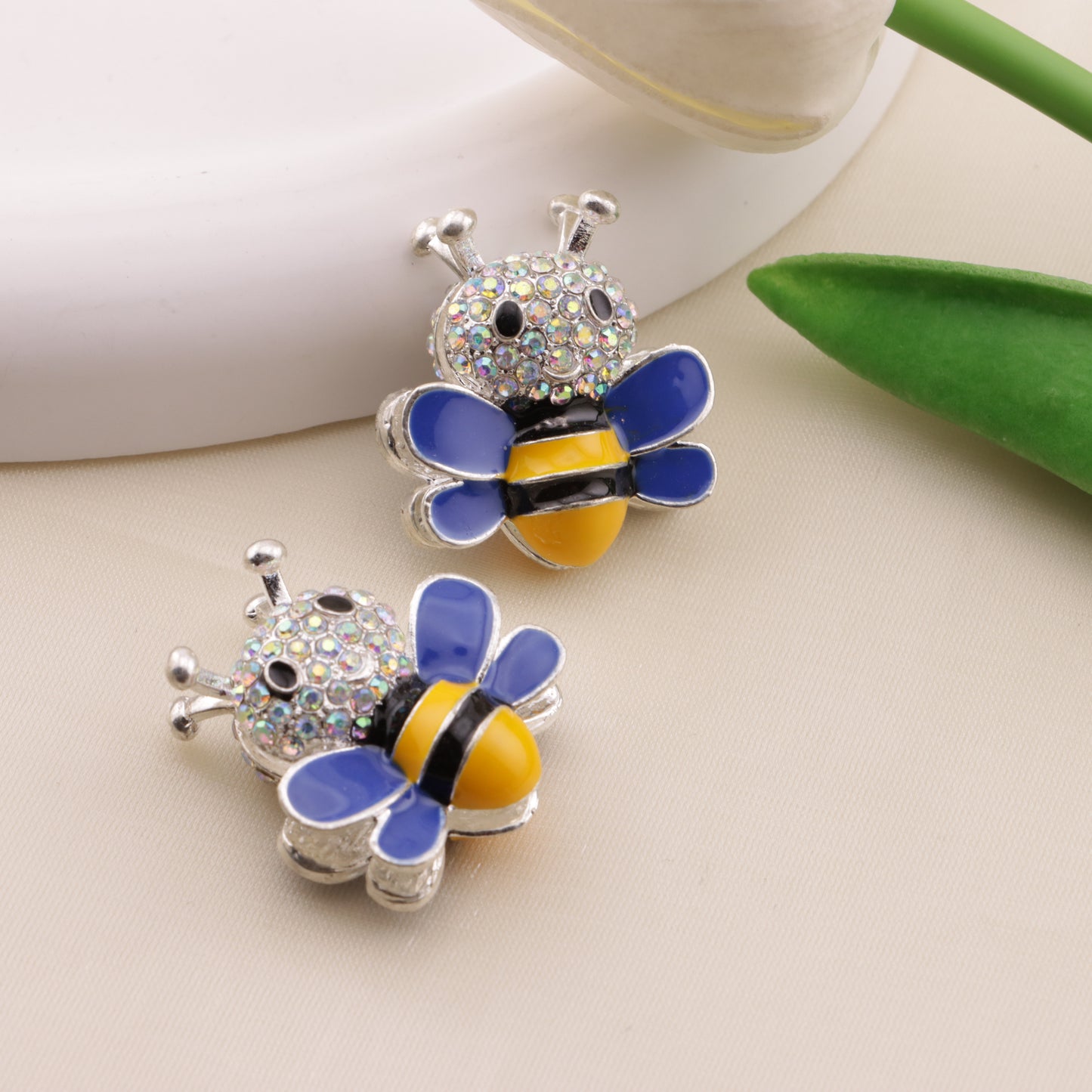 FS6488- Approximately 2.9×2.5Cm Bee Four-Hole Alloy Beads(約2.9×2.5cmのビー4穴合金ビーズ)