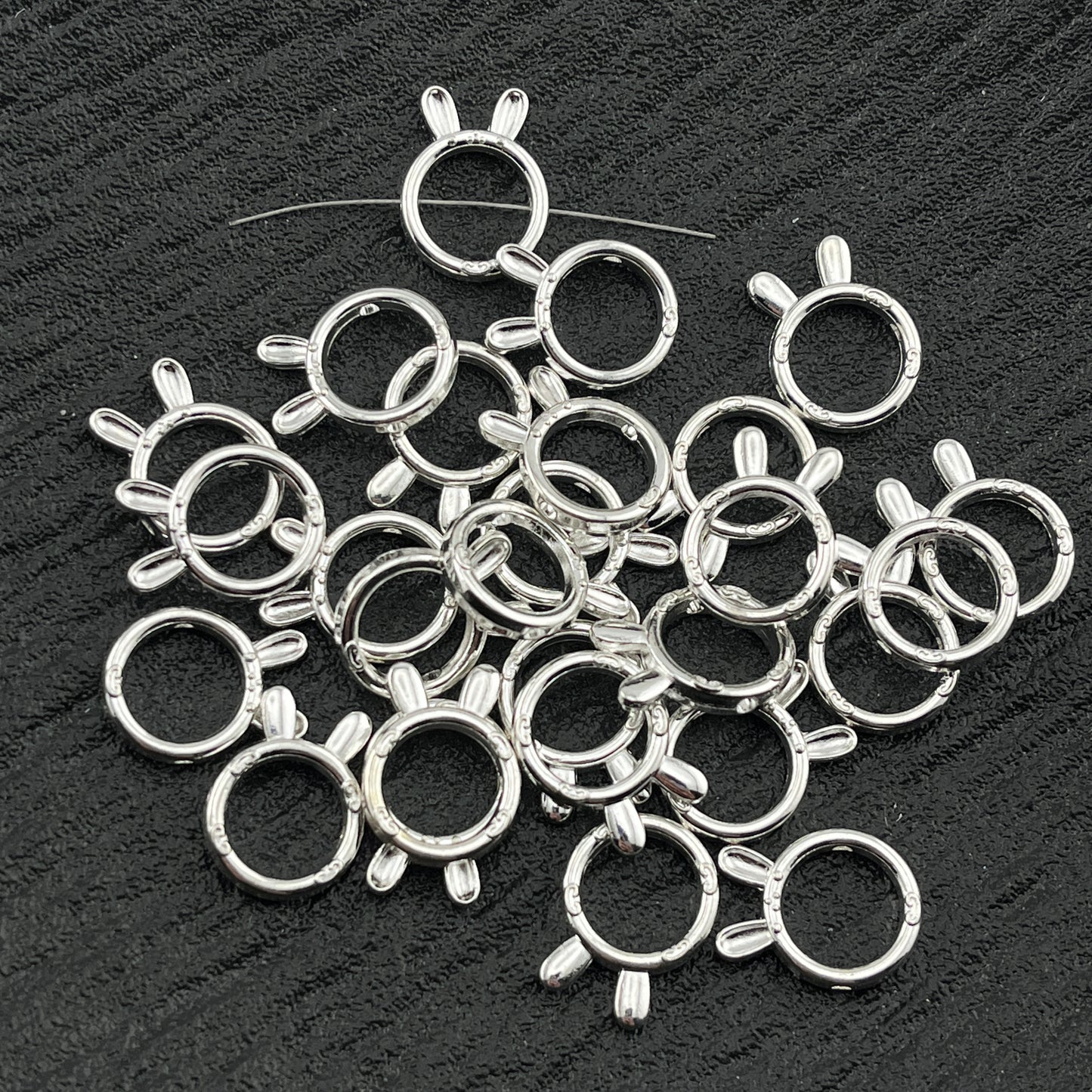 FS2716- Horizontal Hole Rabbit Ear Beaded Circle