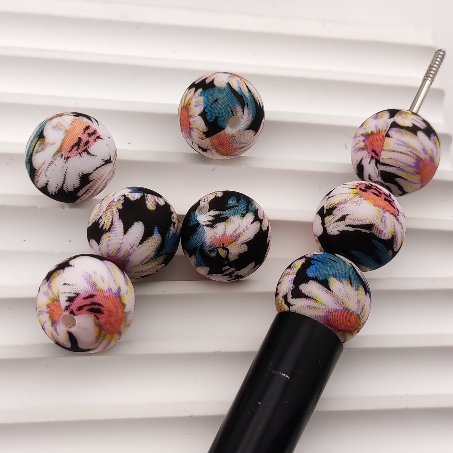 15MM Round Black Base White Daisy Printed Silicone Beads Fit For Beadable Pens